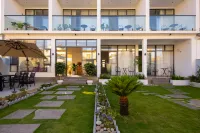 Mountain and Creek Courtyard Beautiful Stay Hotels near Fumei Yi