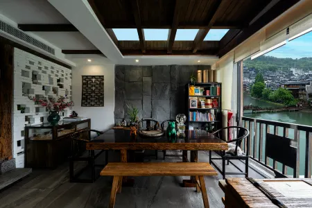 Fenghuang Jinshuian River View Hotel Отели рядом с достопримечательностью «Xiong Xiling Former Residence»