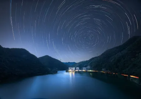 the Deyishe Inn in Thousand Island Lake Отели рядом с достопримечательностью «Xianshan Mountain»