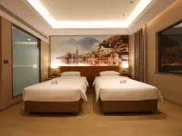 Vienna Hotel (Fengjie Kuimen Impression Pier) Hotel in zona Swan Lake