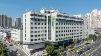 Holiday Inn Express Shanghai Changyang Road by IHG Hotel in zona Shanghai Electric Power Technology and Management College