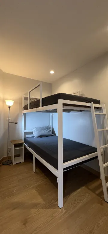 ห้องเตียงสองชั้นพร้อมระเบียงและวิวเมืองกว้าง