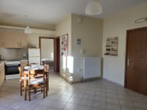 Garden apartment 20m from the sea フォキダのホテル