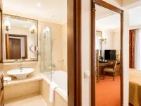 Crystal Palace Boutique Hotel Hotels near Eagle Bridge
