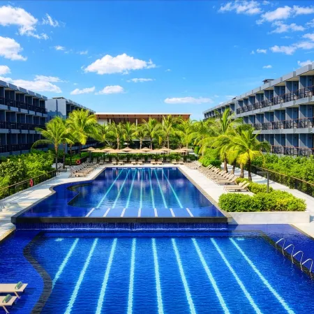 Courtyard by Marriott Phuket Chalong Bay Resort Отели рядом с достопримечательностью «Смотровая башня Khao-Khad»