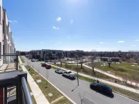Downsview Park Luxury Townhome new Yorkdale Transit Hotels near Downsview Metro Station
