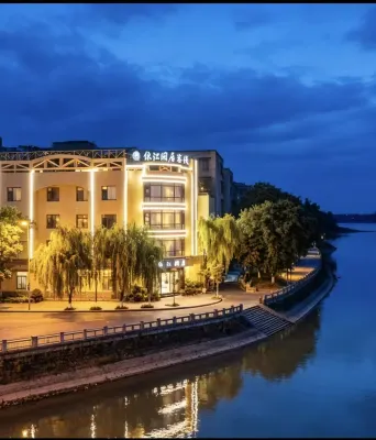 Yijiang Xianju Inn - parking