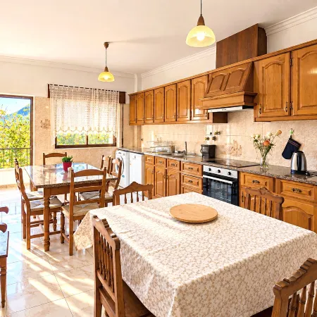 Large Villa 8-Bedroom near Beach & Lisbon with Terrace & Garden Hoteles en Almada