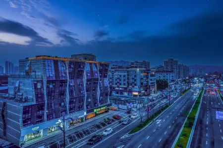 Ibis Styles Hotel (Hangzhou Fuyang Guihua Metro Station) Отели рядом с достопримечательностью «Hangzhou Polytechnic (Gaoke Road)»