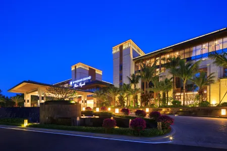 Wyndham Grand Plaza Royale Wenchang Отели рядом с достопримечательностью «Coconut Grand View Garden»