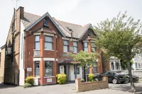 Westciti Caroco Aparthotel Hotels near COOK West Wickham