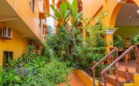 Den Hotel Totonou Siem Reap Отели рядом с достопримечательностью «Miniature Replicas of Angkor’s Temples»