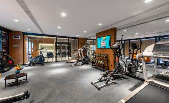 The property offers residents a spacious gym and an open living area at Park Inn by Radisson Guangzhou Railway Station Yuexiu International Congress Center