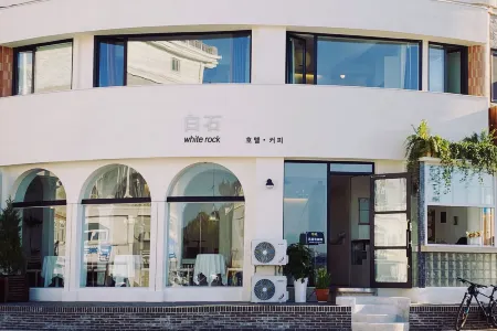 White rock Hotel (Golden Beach)