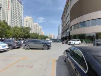 Minghua Hotel (Aksu Tianbai Fashion Shopping Center Xinglong Underground Street Branch) - parking