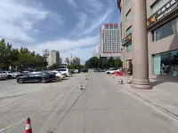 Minghua Hotel (Aksu Tianbai Fashion Shopping Center Xinglong Underground Street Branch) - parking
