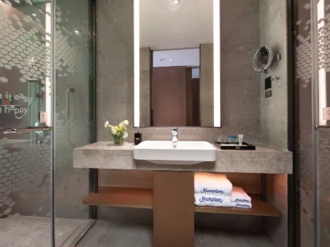 Hampton by Hilton Sanya Weiming Lake Park Отели рядом с достопримечательностью «Baodao Luobei Aquarium»