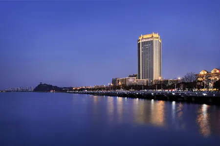 Crowne Plaza Zhenjiang Отели рядом с достопримечательностью «the First Spring Under Heaven»