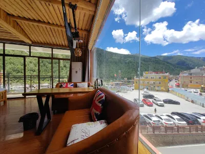 Huaji Bieyuan (Siguniang Mountain Changpinggou Scenic Spot) Hotel di Xiaojin