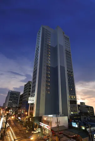 Berjaya Makati Hotel Отели рядом с достопримечательностью «The Linear Makati Tower 2»