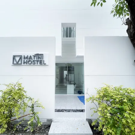 Matini Hostel Grandstation Отели рядом с достопримечательностью «Станция метро Tao Poon»