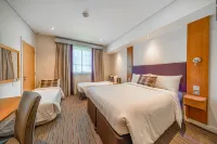 بريمير ان مجمع دبي للإستثمار Hotels near Mira Prayer Hall