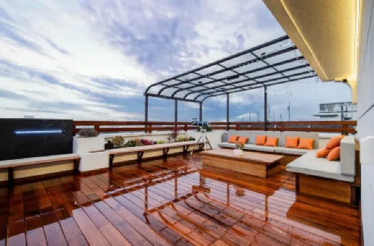 Yangzhou Yinnierlai Chinese Inn (Heyuan Dongguan Street) Hotels near Pishi Street