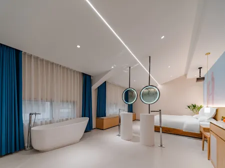 Floral Hotel·Luanchuan Jingruo Prosperous Hotel(Fenghuang Tianjie Store) Отели рядом с достопримечательностью «Ji Guan Cave»