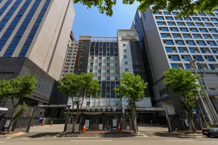 Hotel Charlot Castle Отели рядом с достопримечательностью «Anjung-ri»