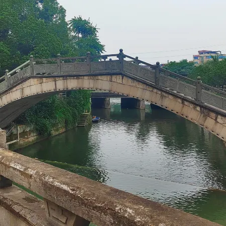 Yunshang Lantian Hotel (Hengdian Pedestrian Street)