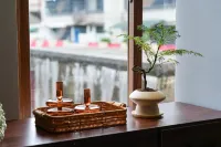 Ya Zhi Zhong ai Lin she