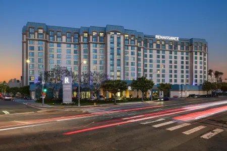 Renaissance Los Angeles Airport Hotel Отели рядом с достопримечательностью «Университет Лойола Мэримаунт»