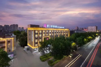 Moshang Light Residence Hotel (Urumqi Midong Branch) Hotel dekat Urumqi Midong Administration School
