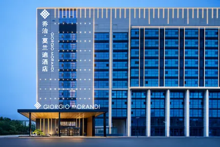 The GiorgioMorandi Hotels (Zhangqiu District Government Affairs Center Baicheng University Town) Отели рядом с достопримечательностью «Jinan Engineering Vocational and Technical College (Xiuyuanhe Campus)»