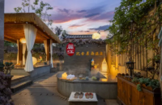 Lijiang Agarwood Ink Stained Snow Mountain Private Soup Hot Spring Resort