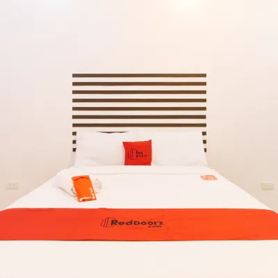RedDoorz @ Jardin LRT Tayuman Manila Hotels near Archdiocesan Shrine of Espiritu Santo (Archdiocese of Manila)