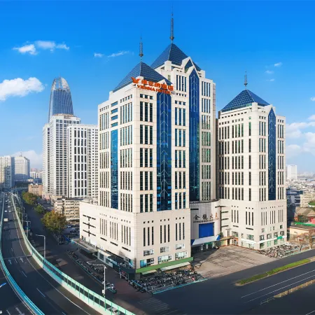 Vienna Hotel (Jinan Baotu Spring Wanda Plaza) Отели рядом с достопримечательностью «Парк источника Баоту»