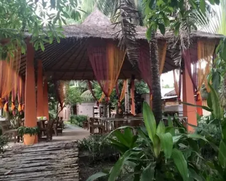 กาลาคาแนล รีสอร์ท โรงแรมในอัมพวา