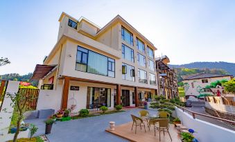 Mountain and Bamboo Holiday lnn{ZhangjiajieForest Park Store