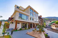 Mountain and Bamboo Holiday lnn{ZhangjiajieForest Park Store