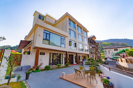 Mountain and Bamboo Holiday lnn{ZhangjiajieForest Park Store Отели рядом с достопримечательностью «Dayangba Square»