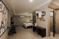 Townhouse Oak Grey Hotel Near Clark International Airport