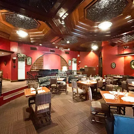 Camelot Hotel Quezon City powered by Cocotel Отели рядом с достопримечательностью «Павильон для мероприятий Elements at Centris»