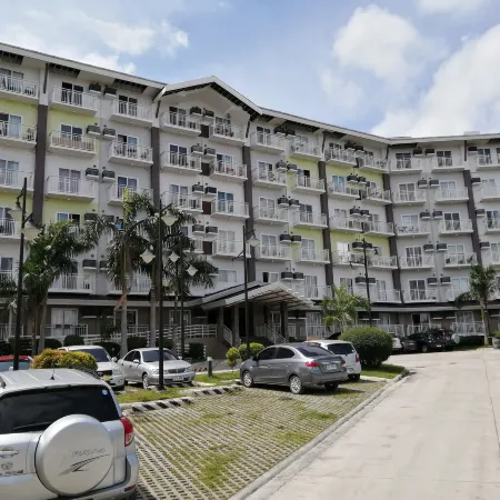 Condo Azur Suites A731 Amani, 5mins Airport, Netflix, Stylish, Cozy Luxurious Swimming Pool