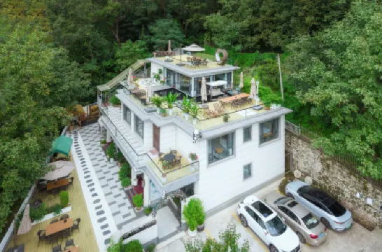 花築·西安70別院（西安翠華山景區店） 雙龍戲珠紋太平缸附近的飯店