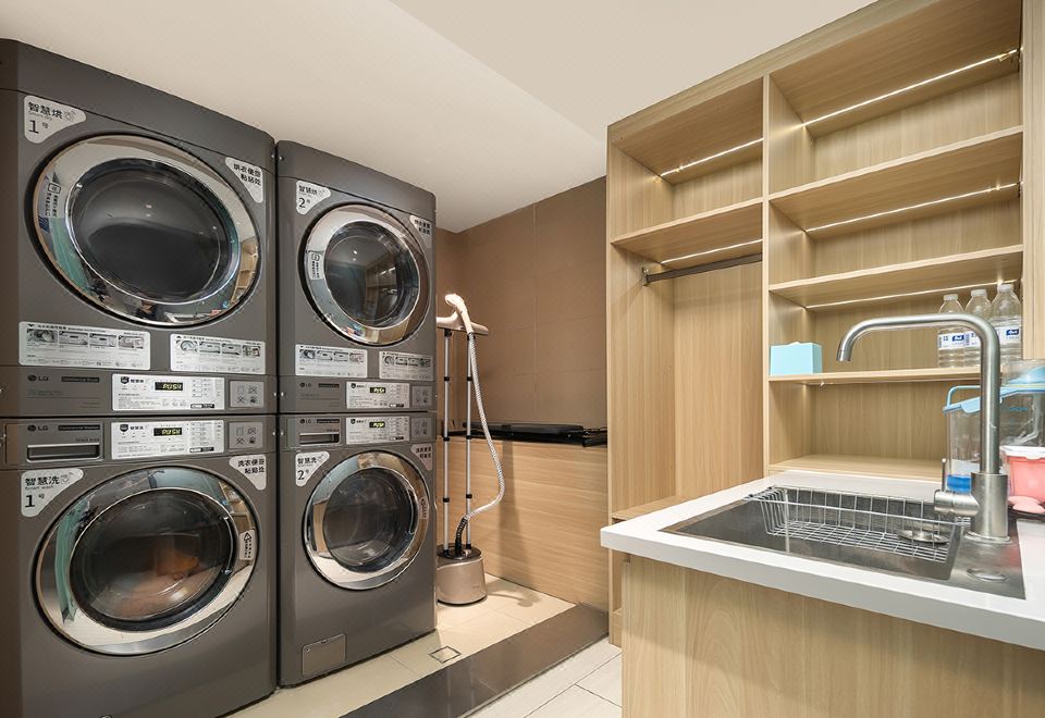 5. 홀리데이 인 익..