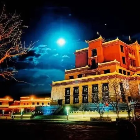 Rishi Xuriling Resort Hotel (Ganzhi County Baita Park Scenic Area Store)