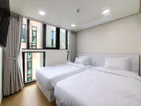 HOTEL BLISS Myeongdong Отели рядом с достопримечательностью «Станция метро Hapjeong»