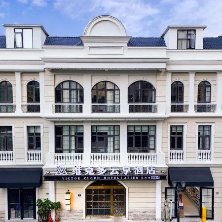 Vic Multi-Cloud Enjoy Hotel