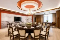 Donglan Dongsheng International Grand Hotel (Wei Baqun Memorial Hall Cultural Square) - พร้อมอาหารเช้า